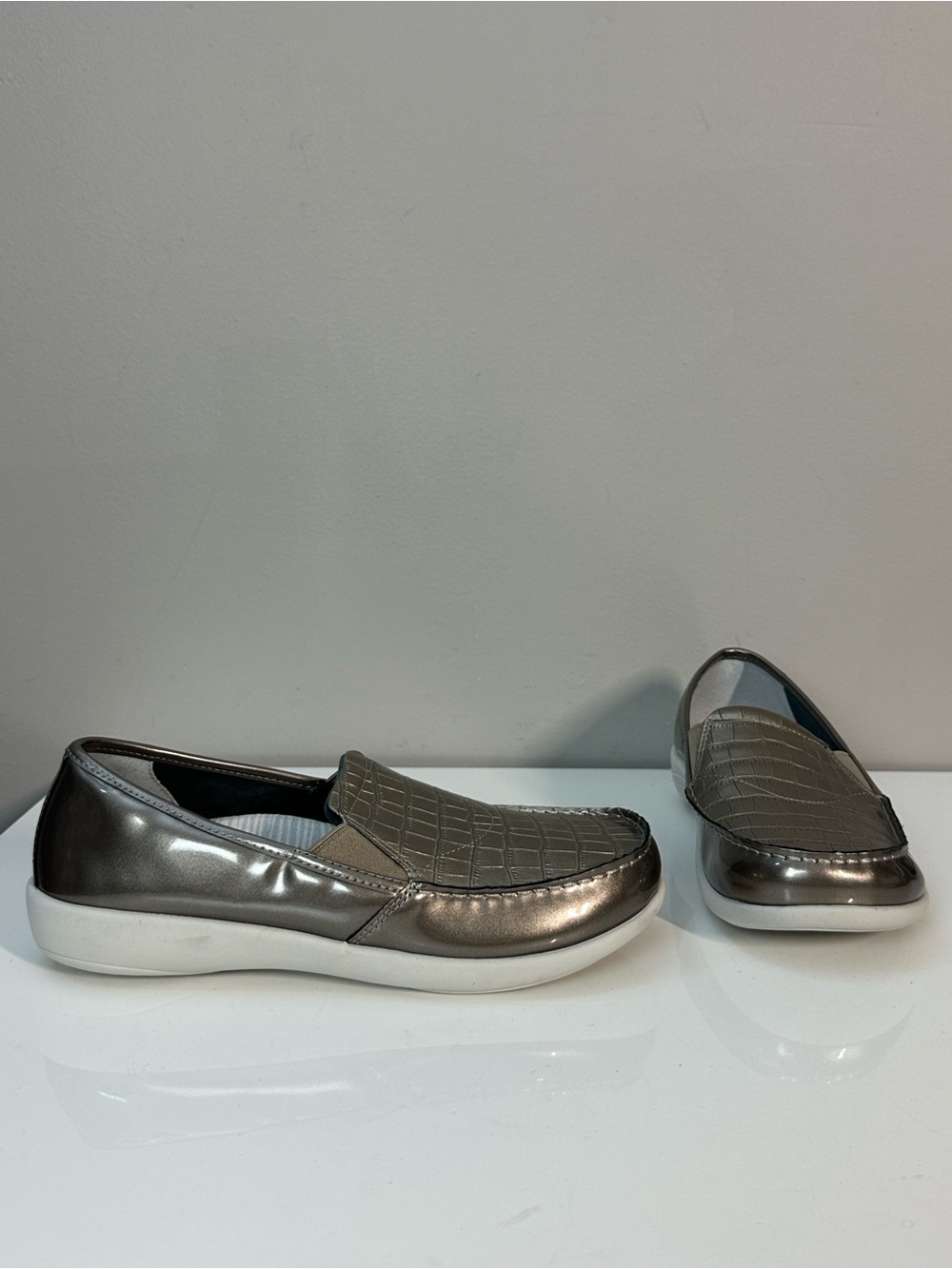 Revitalign Siesta Patent Slip On Women’s Shoes Size 8.5 Metallic Pewter Croco